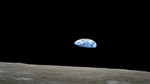 earthrise-apollo-8.gif, showing the Apollo 8 Earthrise photo