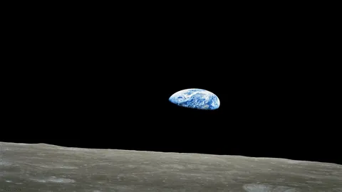 earthrise-apollo-8.gif, showing the Apollo 8 Earthrise photo